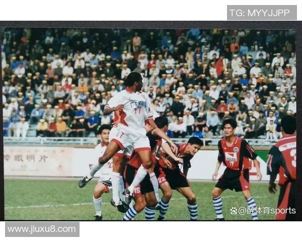 脖子上纹有蝴蝶的足球明星背后的故事与人生启示